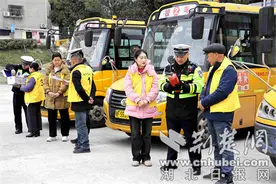 开学季 保康警方严把校车安全关 逐人签订责任状图片