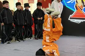 街舞燃爆大商场，炫酷“舞艺”引热潮图片