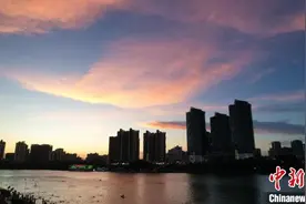 广西南宁天空现绚丽晚霞图片