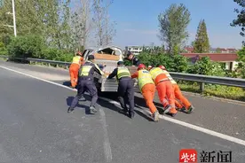 小货车爆胎失控侧翻 安全带再立功图片