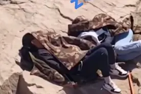 果然视频丨三人爬泰山看日出，原地睡到上午十点多还没醒图片