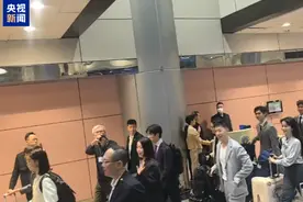 大陆高校师生访问团抵达桃园机场 台湾球迷期待马龙展示球技图片