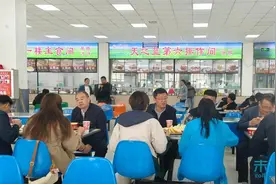 甘肃民族师范学院校长走进食堂与毕业生代表共进午餐图片