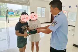 3万余元学费丢失，双胞胎女孩在路边痛哭！幸好遇上了他们……图片