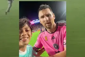 冲进球场与梅西合影🤳小球迷：梅西告诉我拍完快跑，保安追来了图片