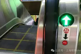出行锦囊：自动扶梯上有人摔倒该怎么办？图片