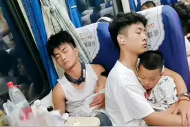 2名大学生火车上帮站票宝妈抱娃一整夜！本人回应图片