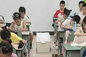 热闻|多地小学教室摆冰块降温！有家委会组织家长捐空调，改善条件还是吃苦耐劳？各方考虑不一图片