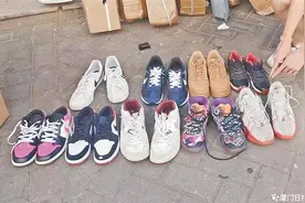男子伪装成快递员钻进小区，挨家挨户门口偷鞋图片