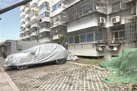 露天停车位离家太近有点愁图片