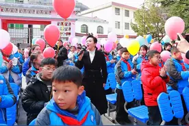 第一书记牵线搭桥  爱心企业情暖校园图片