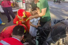 3岁女童脚卡电动自行车，消防联合医护人员营救图片