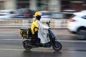 当平台决定为外卖骑手们缴社保，骑手们怎么想图片