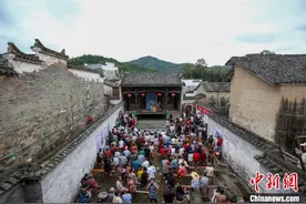安徽省黄山市首届乡村戏曲节在祁门开幕图片