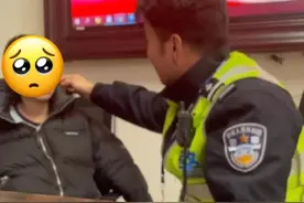 长沙一小男孩哭着找交警叔叔评理，妈妈：今年已经来岗亭8次了图片
