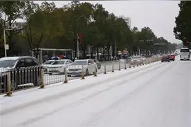 哗啦啦！刷白武汉的是雪还是冰粒？今明继续中到大雪或冰粒图片