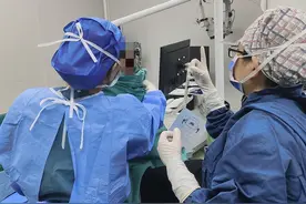 18岁男孩从小左眼睁不开，原来是神经纤维瘤导致上睑下垂图片