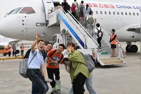 飞行员谈国产大飞机C919 ：常常感受到旅客热情，有飞友专门跟着飞一个来回图片