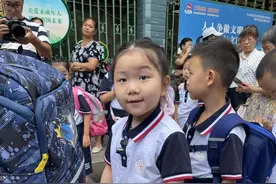 6岁女孩豆豆今天上学了！图片