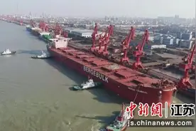 新年首艘300米开普型船舶引航进江抵达张家港图片