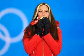 郑钦文入围福布斯2024收入前五图片