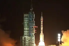 搭载神舟十九号载人飞船的长征二号F遥十九运载火箭在酒泉卫星发射中心点火发射图片