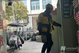 千万名骑手背后的换电市场：有公司毛利率3年几近腰斩  骑手、站长、车商都是“推销员”图片