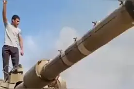 外媒：疑似哈马斯占领以色列军事基地画面曝光 士兵站坦克顶上欢呼图片