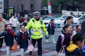 春风送暖启新程 平安护学再出发——两江新区警方全力筑牢校园“安全网”图片