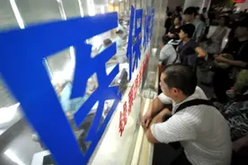 药店与中介合伙套现，警惕“远程刷码”成医保资金漏洞 | 快评图片