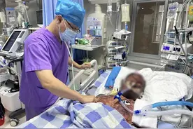 男子带伤切猪肉感染，长满瘀斑差点丧命！医生提醒→图片