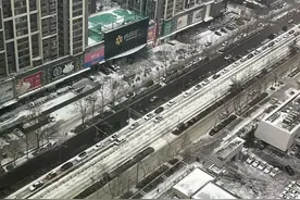 雪后这个路口左转要40分钟，能否占用公交车道？交警回应图片
