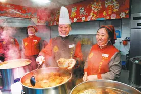 沈阳大东副食品商场里年味十足 千余种特色产品供应节日市场图片