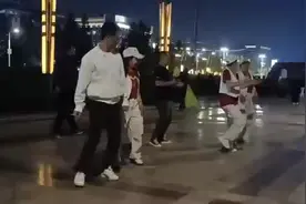 广场舞大军来了年轻人图片