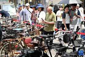 老街巷里的复古自行车展图片