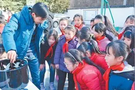 陕西商洛学院坚持开展“流动科技馆”志愿服务行动 点亮山里娃的科学梦图片