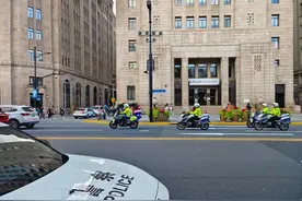 国庆首日上海外滩客流超46万人次，南京路上出现暖心一幕图片
