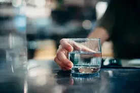“多喝水”真的有用！最新研究显示：多喝水有助于减肥、治疗肾结石……图片