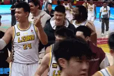 什么心态？肘击张宁吃到违体犯规的许钟豪 赛后离场时比俩大拇指图片