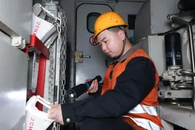 江西鹰潭：铁路部门严抓机车质量确保冬季运输安全稳定图片