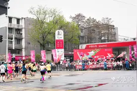 “爱跑”助力“汉马”，中石化加能站搭起荆楚文化舞台图片