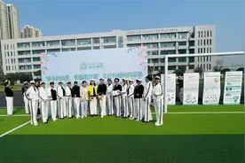 这群50+姐姐户外走秀，气场十足诠释真优雅图片