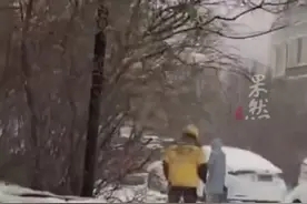 全国多地下起了大雪，雪中外卖小哥艰难徒步送餐，“如果送餐超时 也请多一份理解”。图片