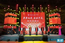 浙大宁波理工学院举行2025新年游园会图片