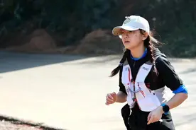 2024年武汉马拉松开赛，武汉大学代表队队员：推荐第一次来武汉的人来东湖绿道跑步图片