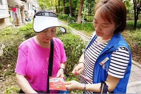 武汉武昌宝安社区入户宣传惠残政策促和谐图片