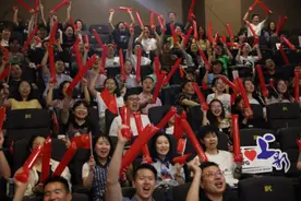 一起喊加油！申城青年相约沪上首家“筑梦空间·共青团影院”见证国兵男团夺冠图片