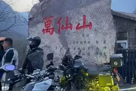 游客骑摩托车到河南一景区被强制要求住宿才能进？万仙山回应图片