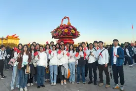国庆日观礼天安门升旗仪式，北京建筑大学国旗护卫队成员祝福祖国图片