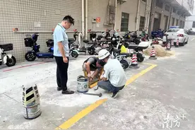 公共停车位被霸占，茶山城管开展专项整治图片